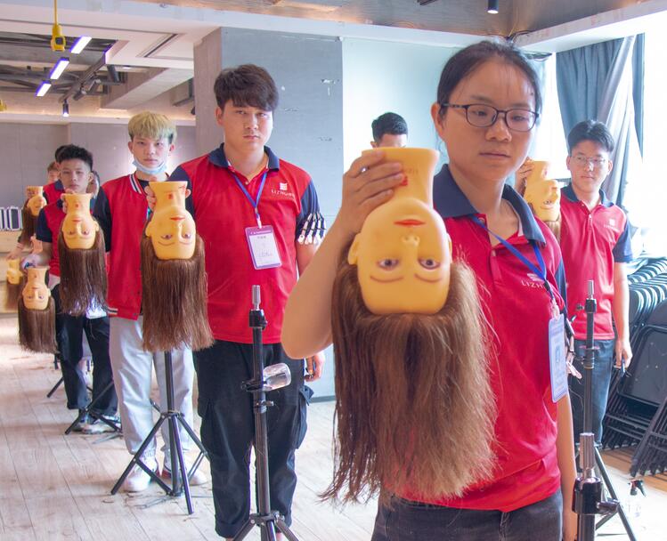 假头如何梳理头发?来广西美发学习中心学习
