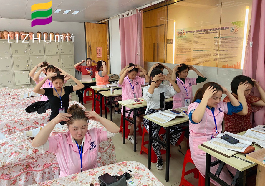 美容学员如何练习手法？广西专业美容培训给你示范