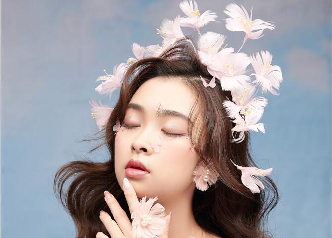 广西彩妆学校：甜美披发新娘造型