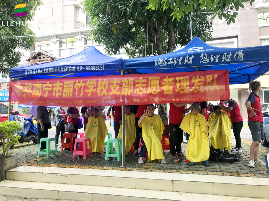 广西美发学校公益：为社区居民理发，义不容辞