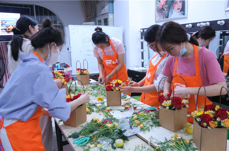 广西插花培训：你不知道的插花小技巧