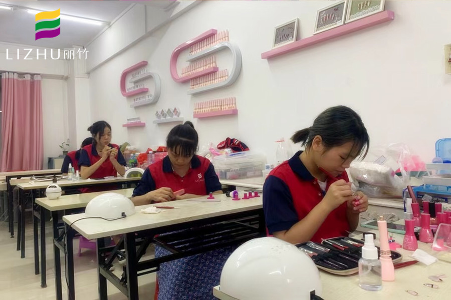 南宁专业美甲学校，教你专业美甲技术