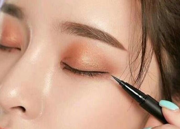 如何防止画眼线时手抖？南宁化妆课程学习内容