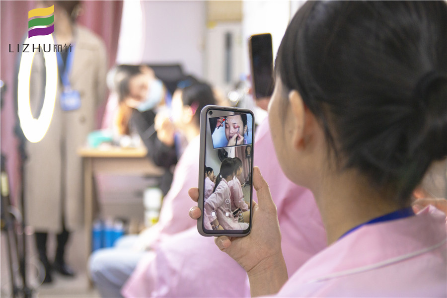 丽竹学校开展美容&化妆交换学习班