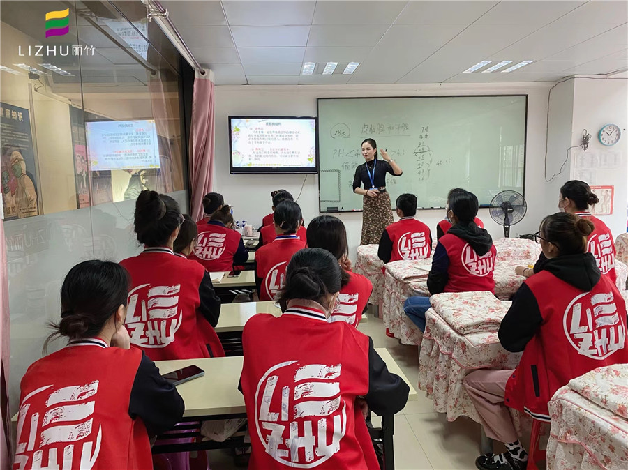 广西专业美容学校：美容班里的化妆学员