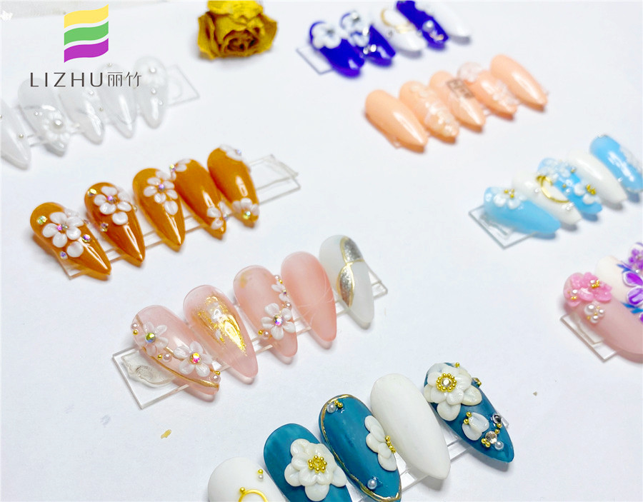 精美雕花美甲作品，告诉你南宁哪里可以学雕花美甲