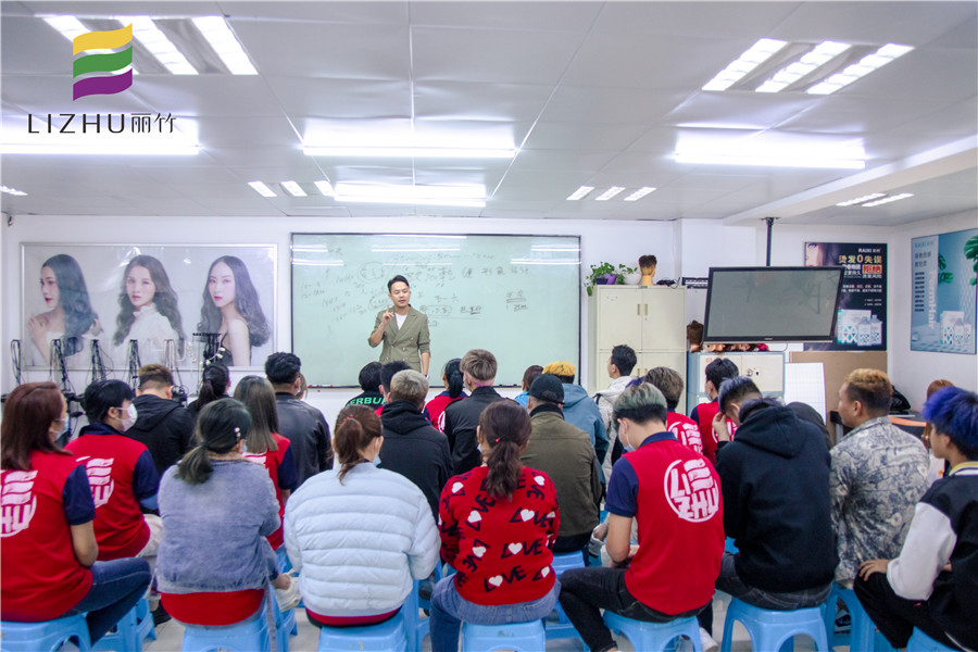 乾健·形象设计就业宣讲会走进南宁美发学校