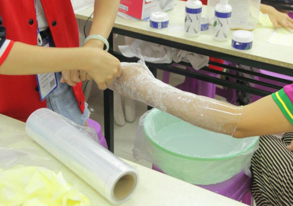 冬天手裂口子应该怎么办？广西教美容护肤的学校找妙招