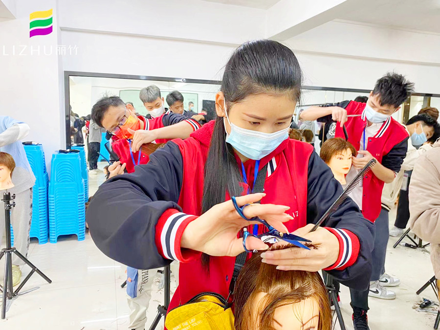 剪刀手法头模练习，在广西专业美发学校进行