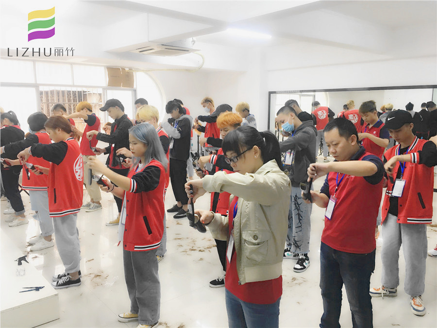 美发推剪练习课堂，南宁美发学校分享