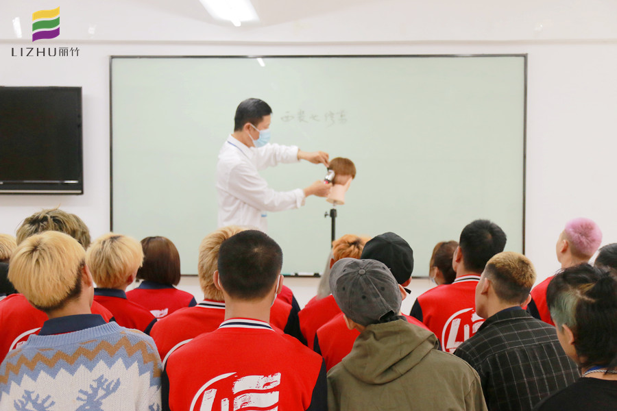 推剪的练习方法，广西教美发基础的学校分享