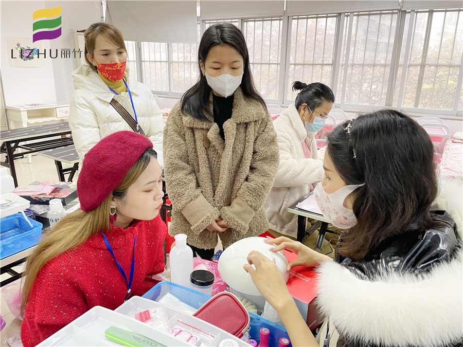 丽竹学校美甲培训班开学日：认识美甲工具
