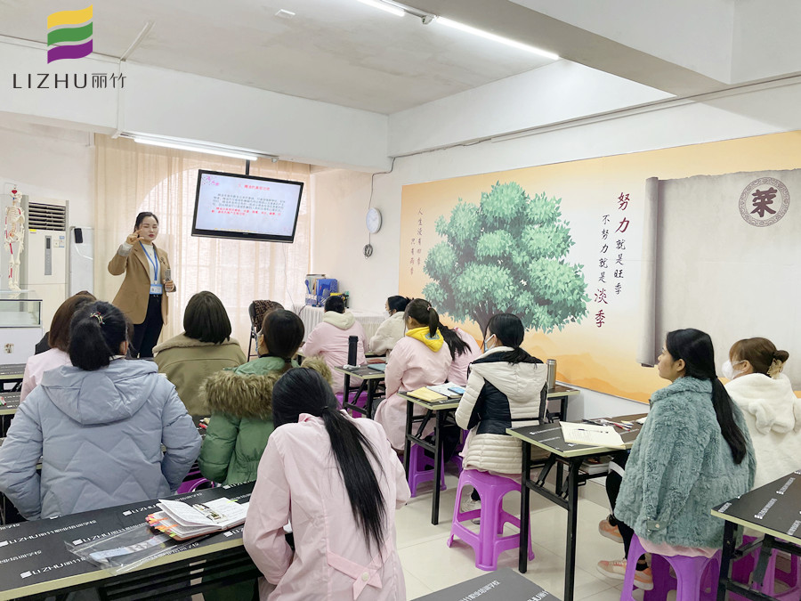 广西美容师专业课程：精油的美容功效