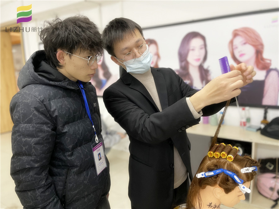 美发初学者如何练习上杠？广西专业教烫染的学校教你