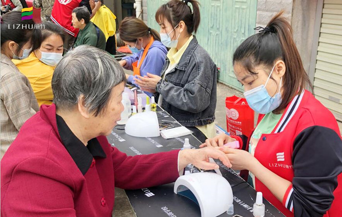 广西美甲学校公益美甲进社区，居民连声道谢与称赞