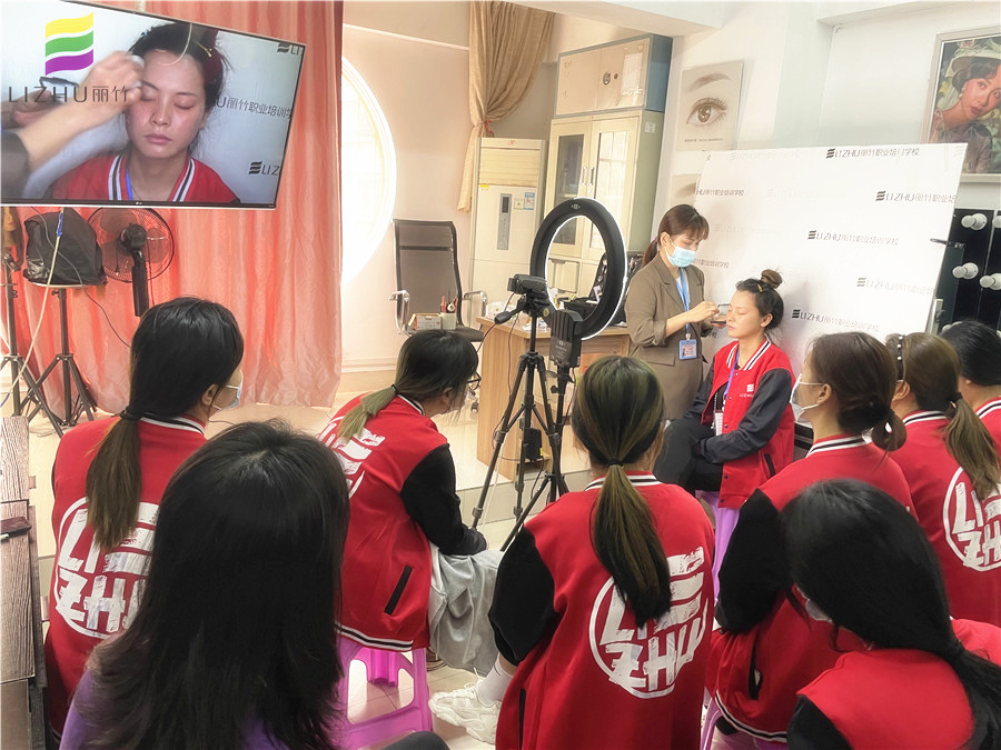广西化妆基础班教你如何用海绵进行打底