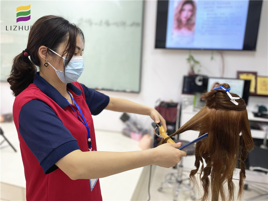 美发新手使用电卷棒操作方法，南宁美发课程