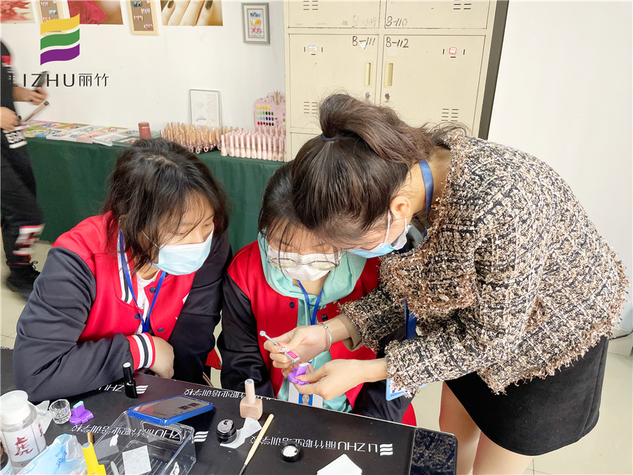 南宁美甲培训学校哪家好？欢迎到丽竹美甲精 英班试听