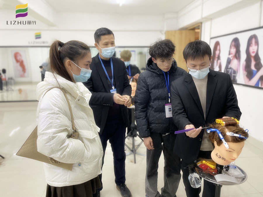  南宁教烫发：烫发时如何判断发质状况？