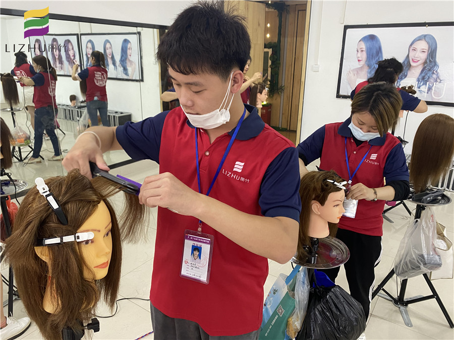 直板夹怎么用？广西美发课堂学员为你讲解