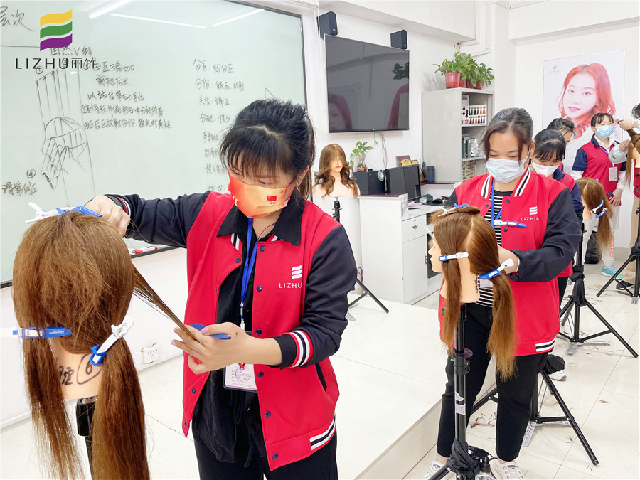“自然V线”修剪，广西美发学校十大名校课程