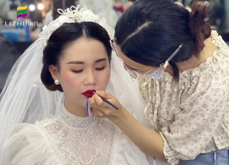 轻复古新娘造型 ，优雅就是如此简单
