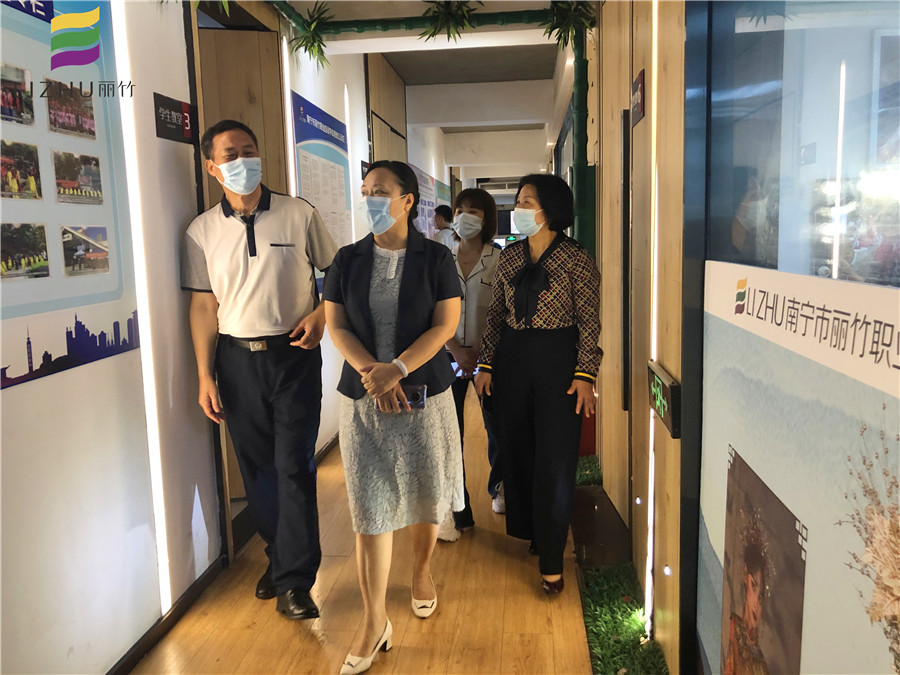 西乡塘区政协主席李东红一行走访丽竹学校