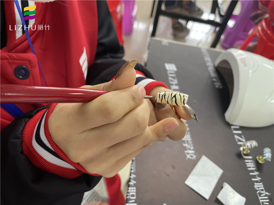 超简单斑马纹美甲教程，南宁专业美甲培训学校教你