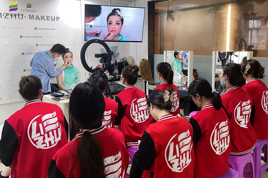 广西彩妆学校舞台妆欣赏，展现色彩夸张之美