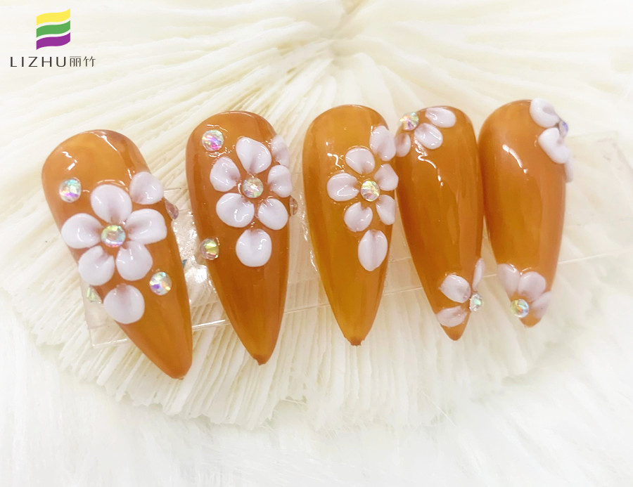 彩绘立体雕花美甲，南宁美甲培训专业学校作品