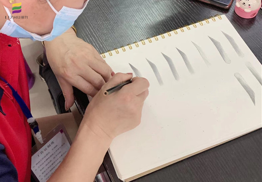 妆纸上快速画眉技巧，南宁化妆基础培训班学员有方法
