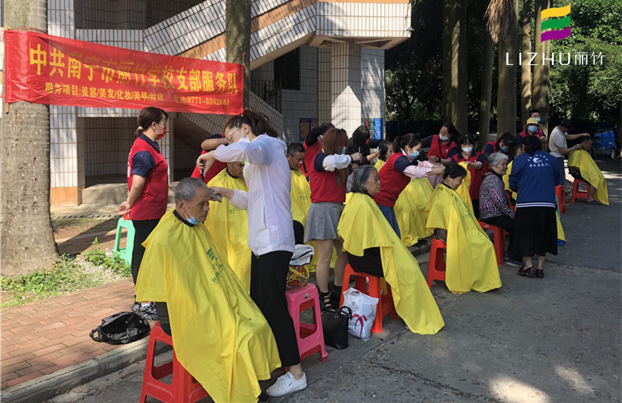 免费理发进社区，广西美发培训学校实践活动