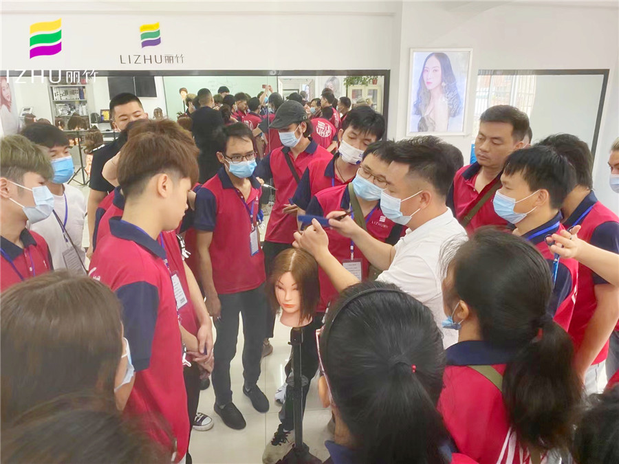 短发两侧层次修剪，南宁美发师职业培训学校