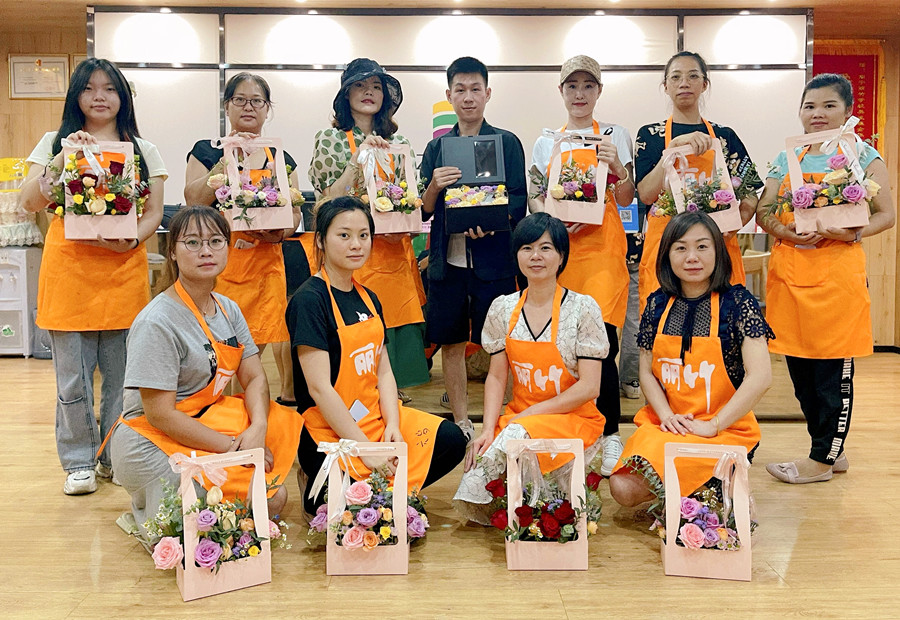 南宁花艺培训班学员花艺毕业作品