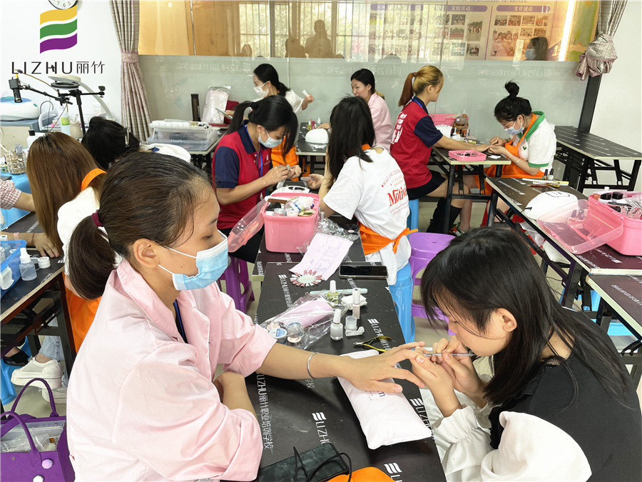 如何推死皮？南宁美甲培训学校基础课程