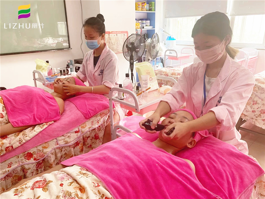 嘴周拨筋教程 ，南宁美容师培训课程剖析