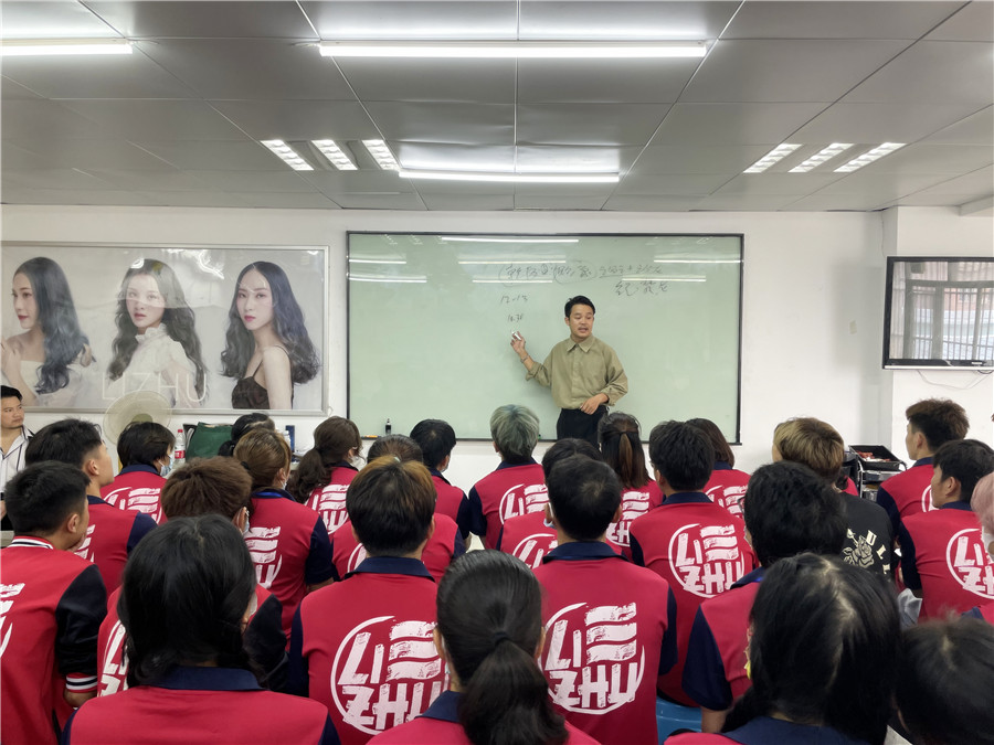 乾健·形象设计去南宁培训美发学校毕业宣讲
