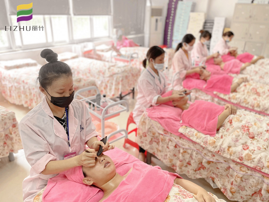 南宁学专业美容：眼部刮痧的好处