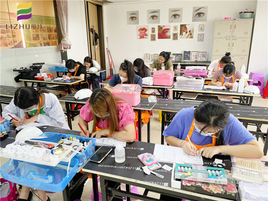去南宁美甲培训学校学美甲要会画画吗？