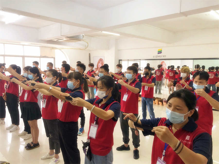 零基础学美发：新手如何练习用剪刀和梳子？