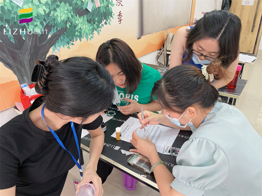 如何用杯子练习嫁接睫毛？来南宁美睫专业学校看看啊