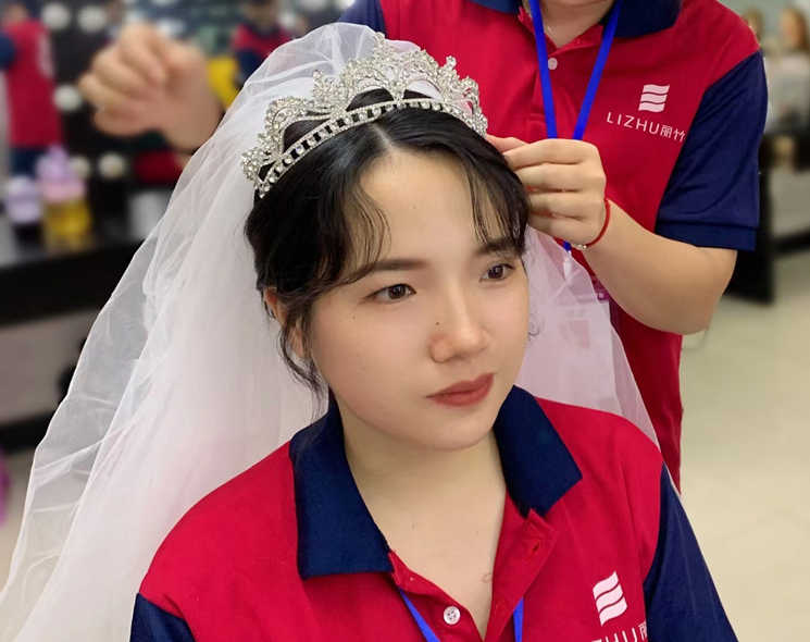 学化妆盘发基本手法，到丽竹化妆造型学校