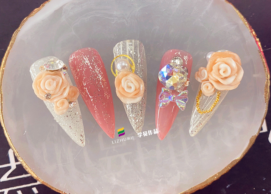 玫瑰雕花美甲作品，告诉你广西美甲学校哪家好？