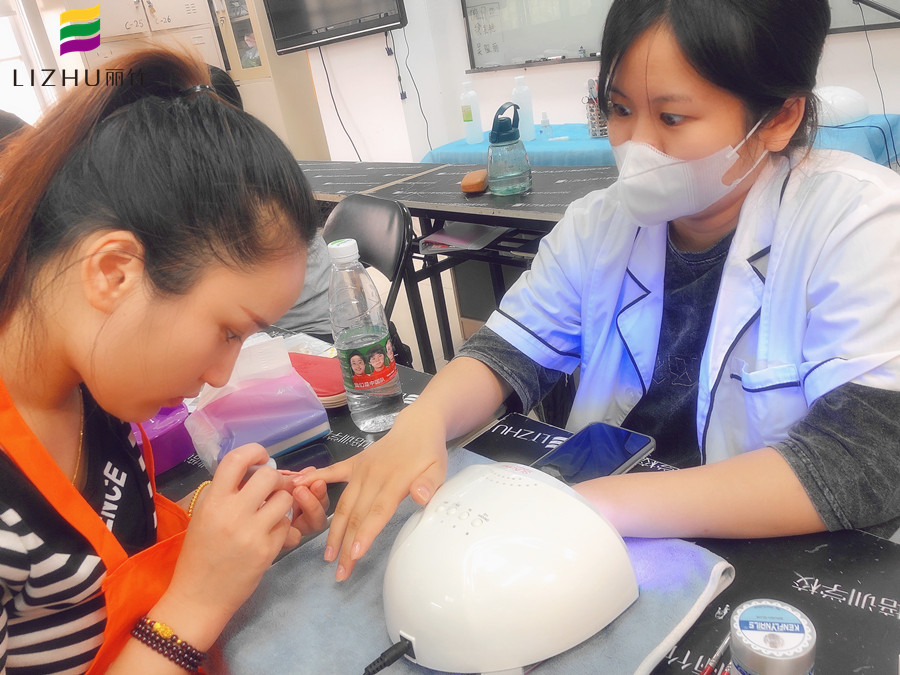 美甲基础知识内容：指甲油干了怎么办？