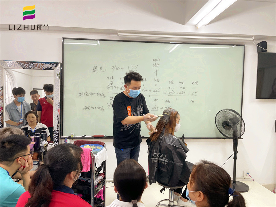 染膏怎么才能涂均匀？广西染发培训学校现场示范
