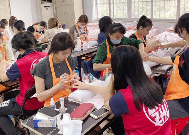 广西美甲课堂实操：秋冬正确涂指甲油的方法
