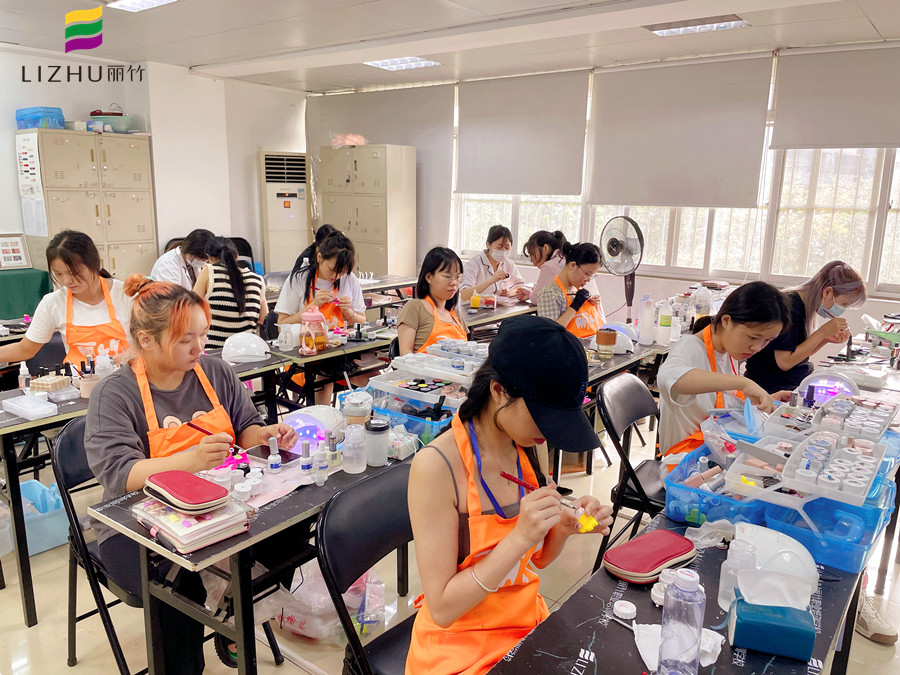冬天做指甲为什么会裂？广西南宁美甲学校分享原因