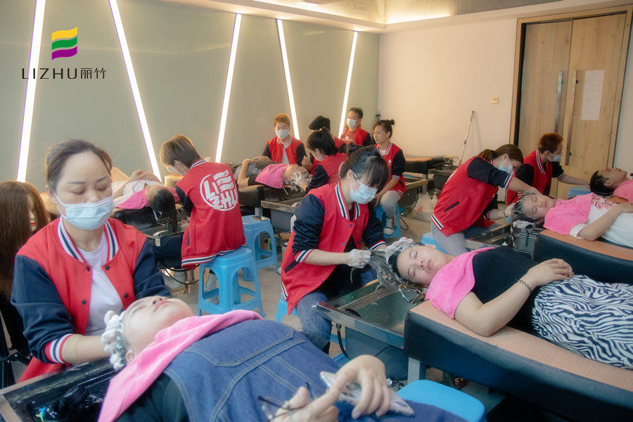 广西老牌美业培训学校告诉你烫过的头发怎么剪好看？