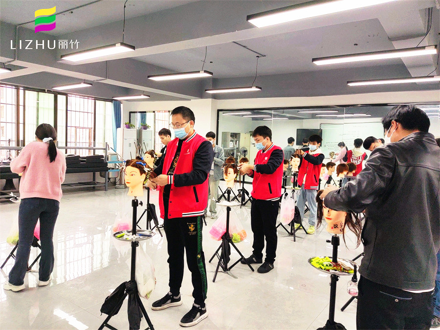 广西美发烫发学校教你如何控制上杠的力度