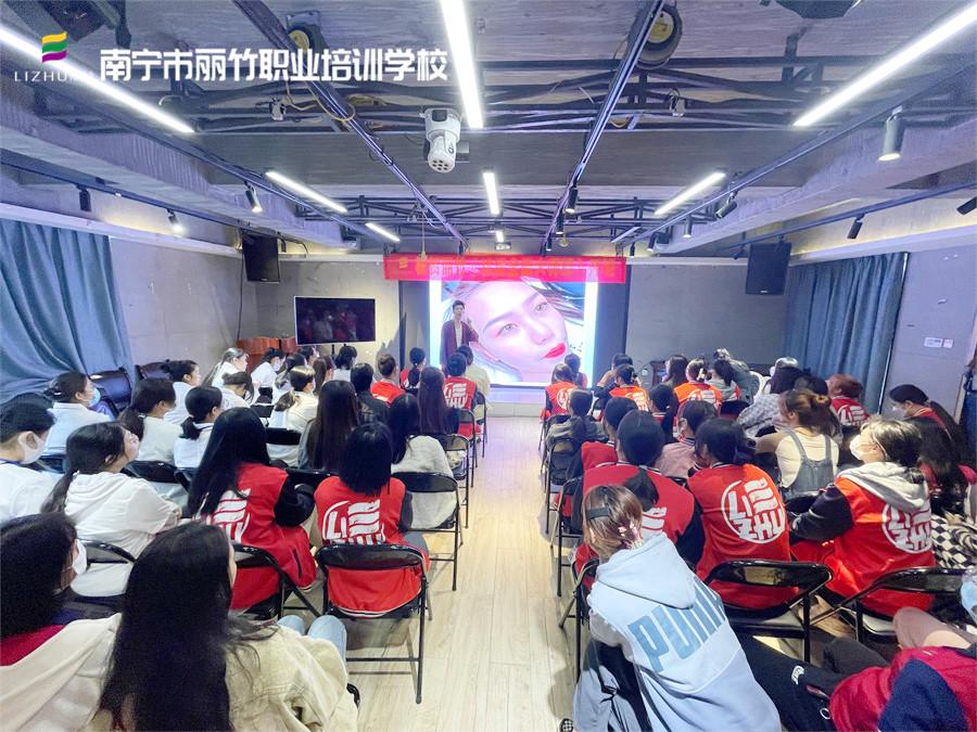 南宁纹绣专业眉眼唇培训学校开课啦